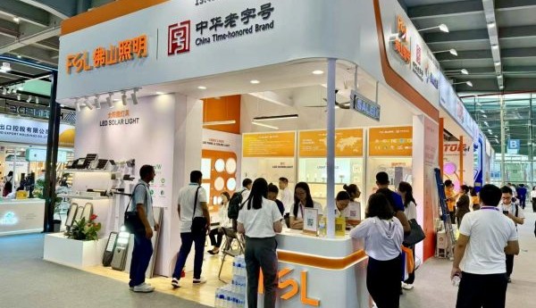 “光”耀全球，“智”领未来！佛山照明“金奖台灯”闪耀广交会